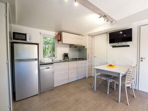 Mikrowelle, Geschirrspüler, Wasserkocher mit Kaffee-/Teezubehör, Toaster