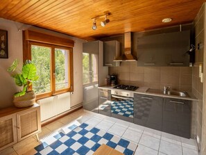 Mikrowelle, Ofen, Geschirrspüler, Wasserkocher mit Kaffee-/Teezubehör