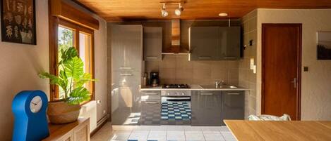 Mikrowelle, Ofen, Geschirrspüler, Wasserkocher mit Kaffee-/Teezubehör