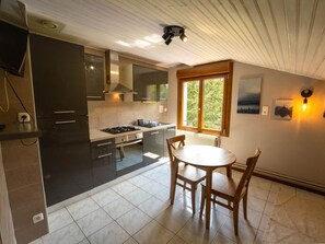 Mikrowelle, Ofen, Geschirrspüler, Wasserkocher mit Kaffee-/Teezubehör