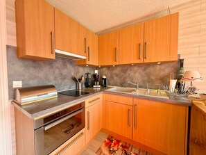 Kjøleskap, kokeplater og kaffetrakter/tekoker