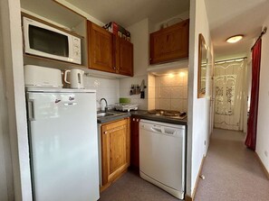 Kjøleskap, mikrobølgeovn, kokeplater og oppvaskmaskin