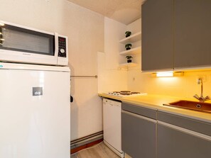 Mikrowelle, Wasserkocher mit Kaffee-/Teezubehör, Toaster