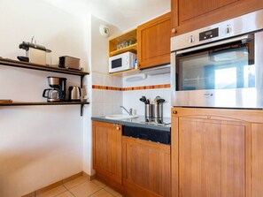 Four, cafetière/bouilloire, grille-pain