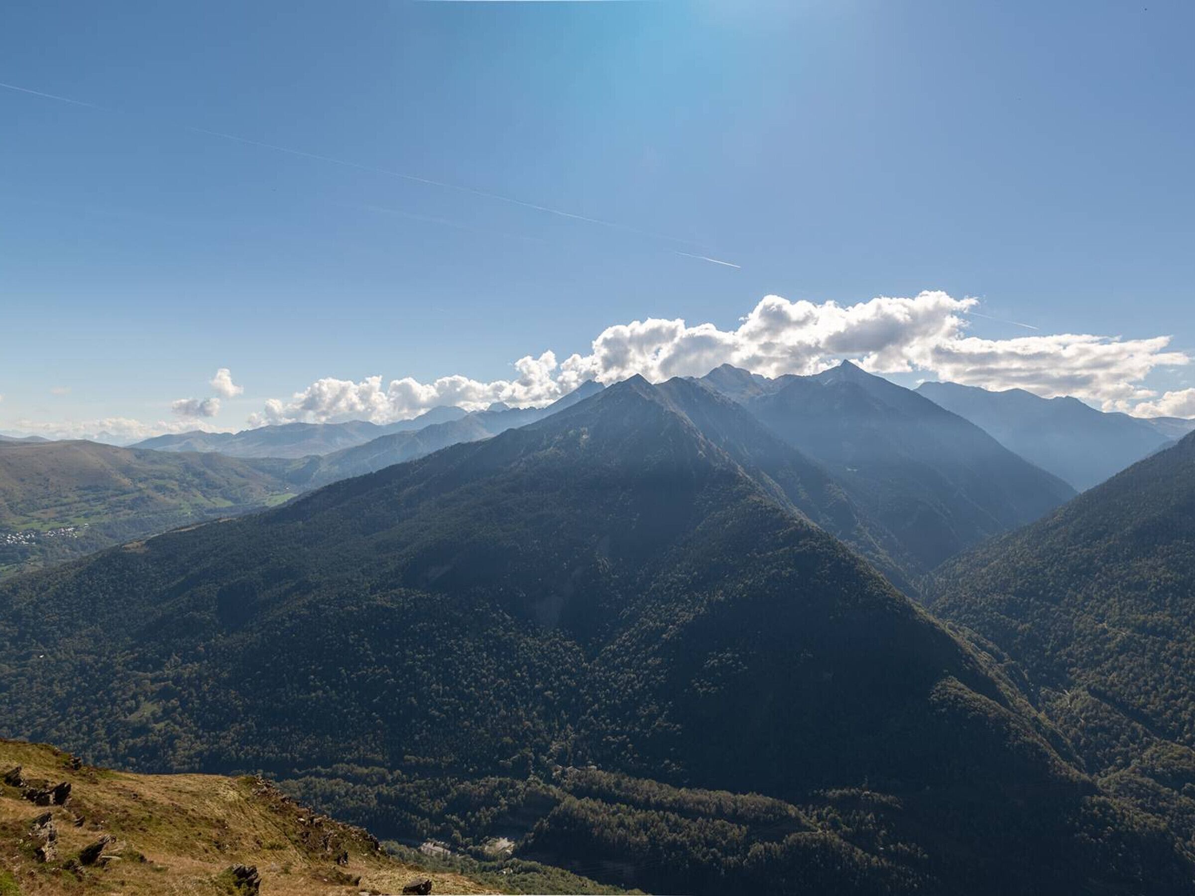 Een bergachtig landschap met een heldere lucht en verre bergen.