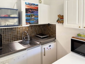 Kjøleskap og mikrobølgeovn