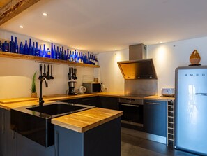 Microwave, oven, dishwasher, coffee/tea maker