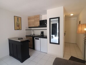 Kühlschrank, Mikrowelle, Geschirrspüler