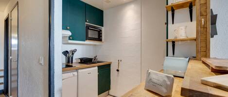 Fridge, oven, dishwasher, toaster