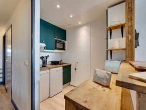 Fridge, oven, dishwasher, toaster