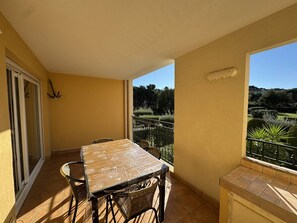 屋外ダイニングエリア