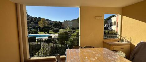 屋外ダイニングエリア