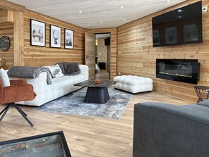 TV, fireplace - Spacious 125m2 renovated apartment, 100m2 terrace, Orres 1650 (Les Orres)