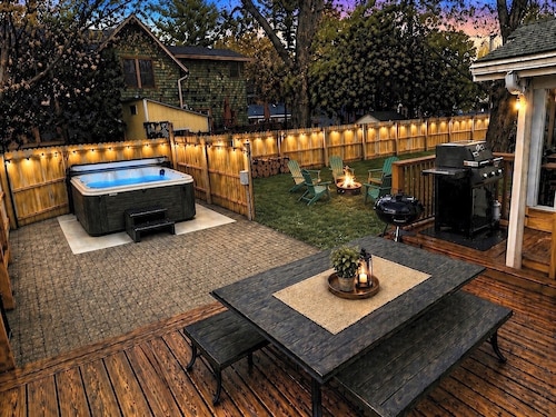 Spacious House with Hot Tub & Fenced Yard, 3 Blocks From Downtown South Haven