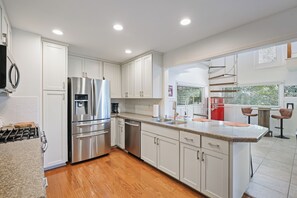 Refrigerador, microondas, horno y parrilla de estufa 