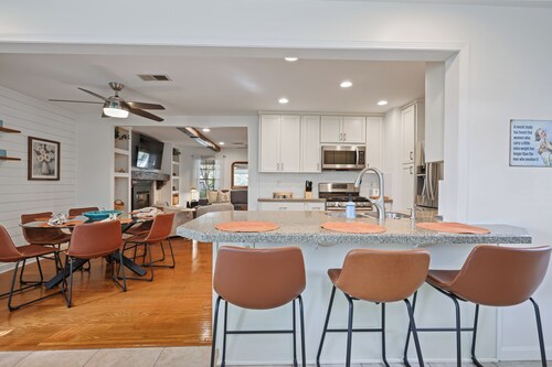 Lake Point Cottage at Acworth Beach