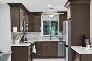 Kjøleskap, mikrobølgeovn, ovn og kokeplater