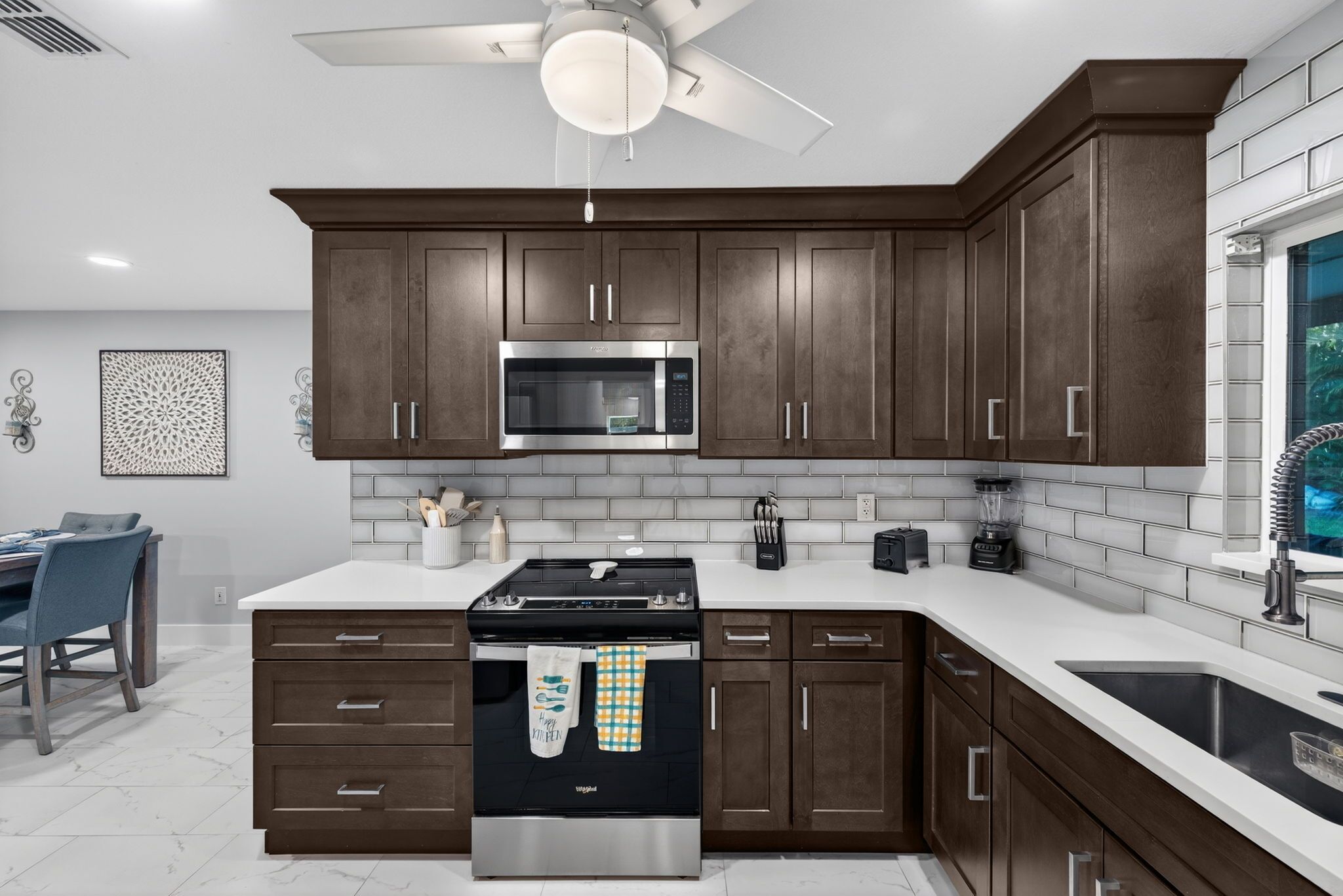 Frigorifero, microonde, forno, piano cottura