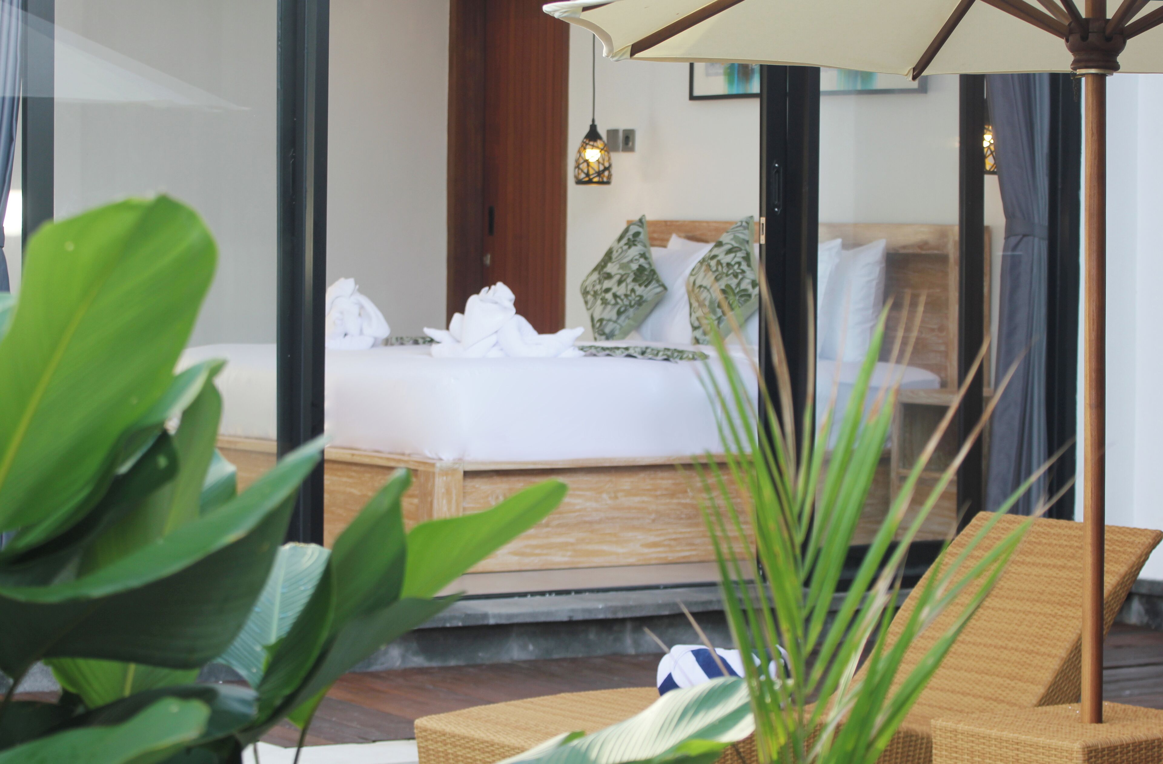 더블룸, 수영장 전망 | 필로우탑 침대, 객실 내 금고, 각각 다르게 가구 비치, 책상