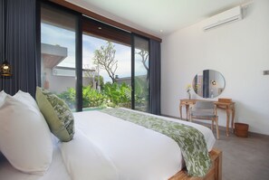 Phòng đôi, quang cảnh hồ bơi | Nệm có lớp đệm bông, két bảo mật tại phòng 