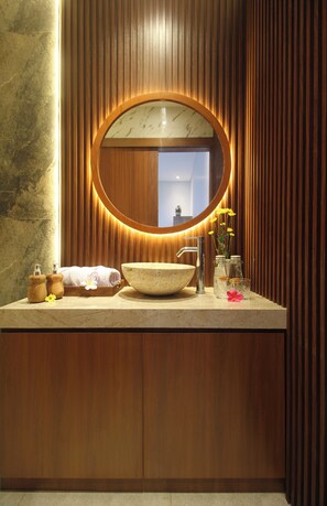 Double Room, Pool View | Bathroom