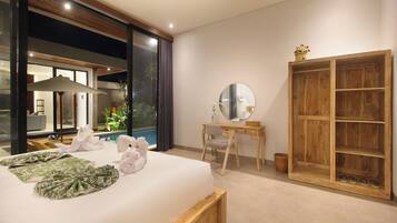 Habitación doble, vista a la alberca | Caja de seguridad en la habitación, cortinas blackout y insonorización