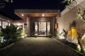 مواقف سيارات مجانية