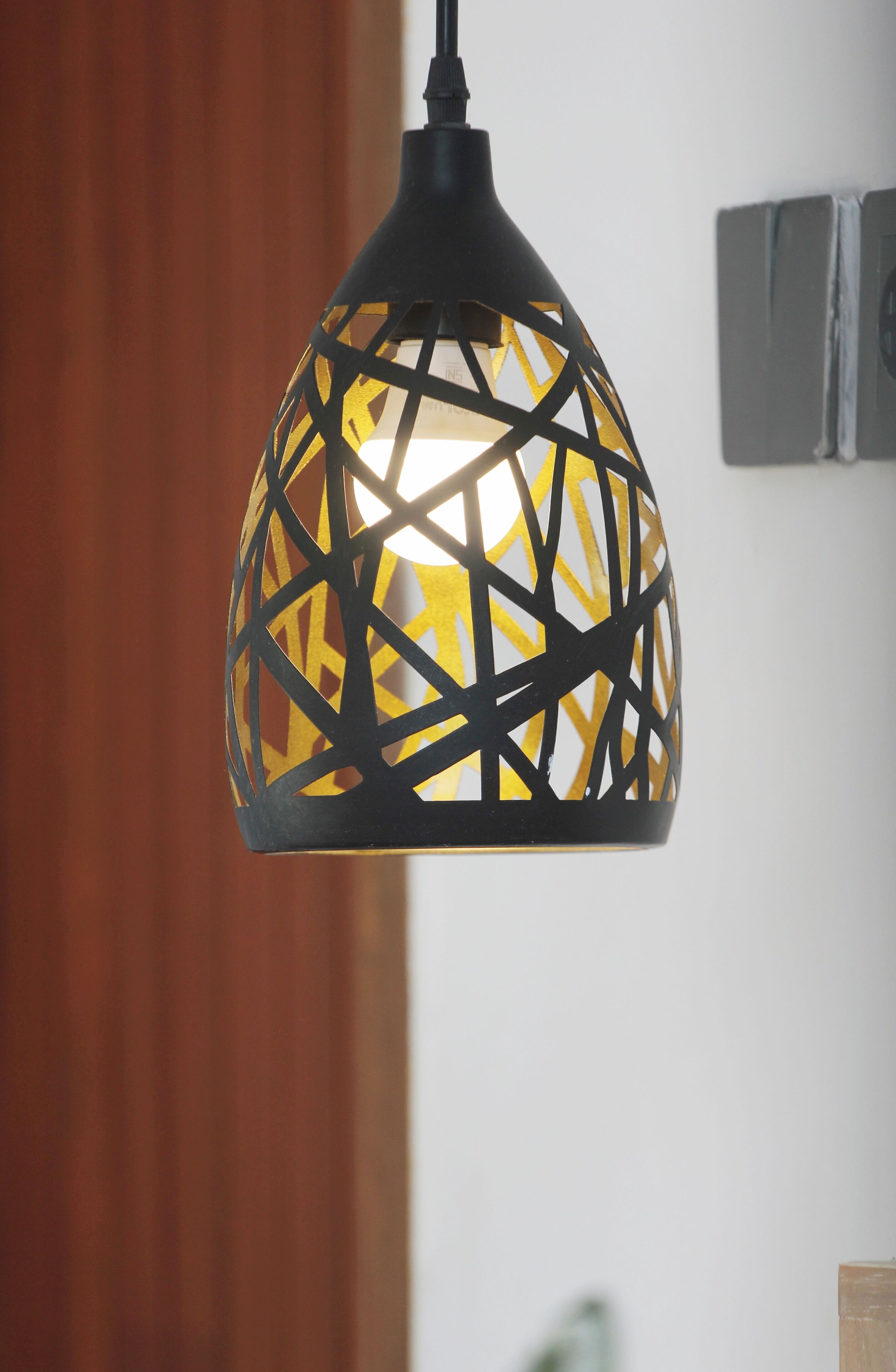 Een hanglamp met een geometrisch patroon.