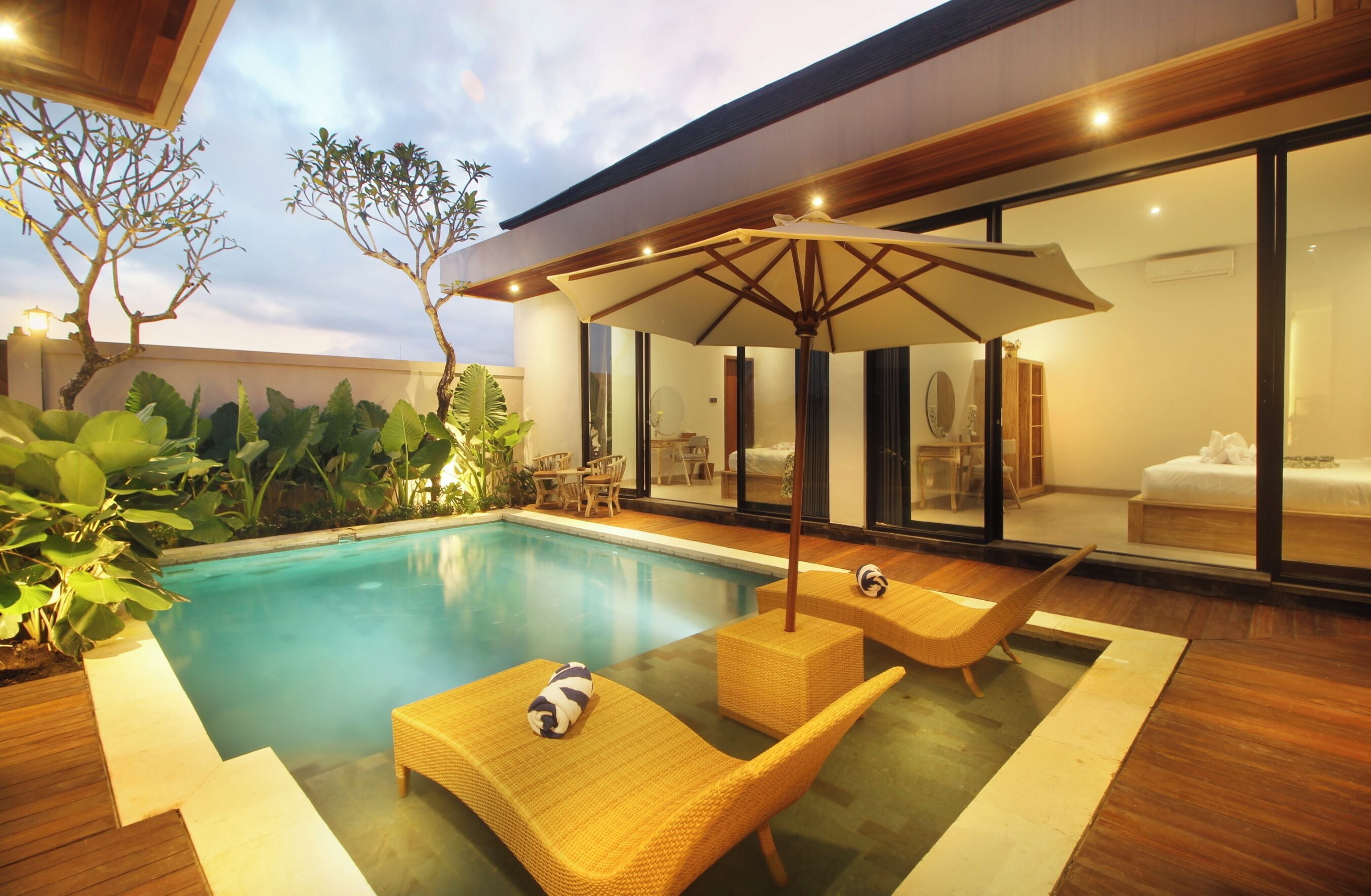 Una piscina al aire libre