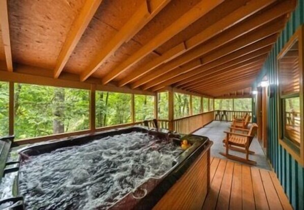 Outdoor spa tub