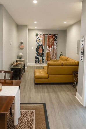 Unclassified image, 5 of 11, button - DIAMOND HORIZON SUITE (PHILADELPHIA)