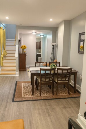 Unclassified image, 3 of 11, button - DIAMOND HORIZON SUITE (PHILADELPHIA)