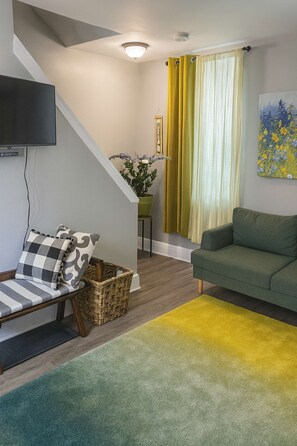 Living area - DIAMOND CROWN LOFT - SUITE B (PHILADELPHIA)