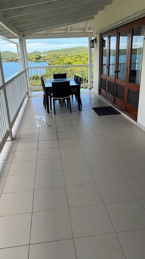 تناول الطعام بالخارج