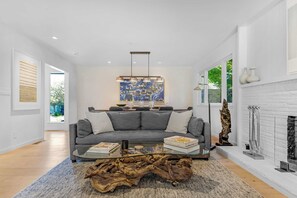 Televisión y chimenea 