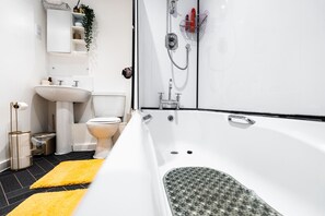 Haartrockner, Handtücher, Seife, Toilettenpapier