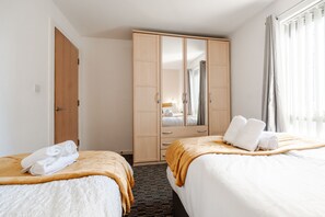 1 Schlafzimmer, Zimmersafe, Schreibtisch, Bügeleisen/Bügelbrett