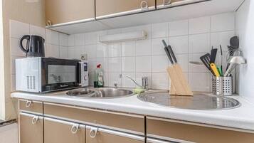 Een koelkast, een microgolfoven, een oven, een kookplaat