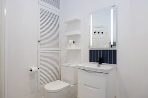 Suihku, hiustenkuivaaja, pyyhkeet