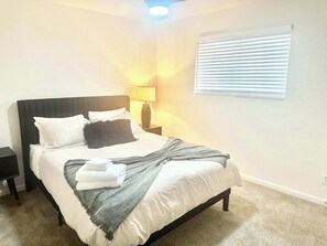 4 chambres, bureau, fer et planche à repasser, lit parapluie