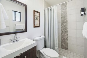 Shower, hair dryer, towels - Modern Tempe Home with Pool (Tempe)
