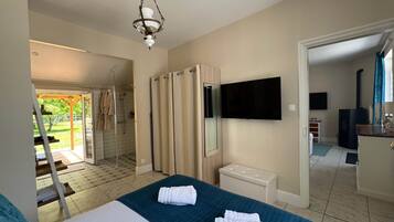 1 chambre, coffres-forts dans les chambres, fer et planche à repasser