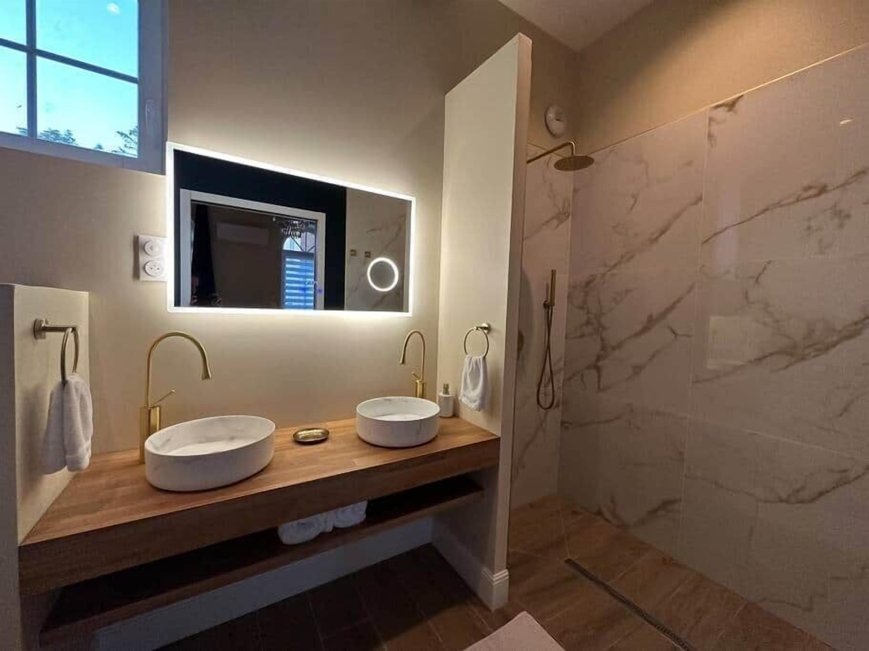 Shower, hair dryer, towels