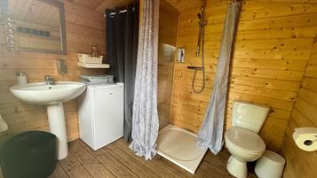 Een haardroger, handdoeken