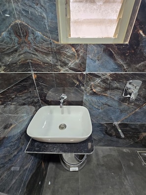 Doppia Deluxe, vista città | Bagno | Asciugamani, sapone, shampoo