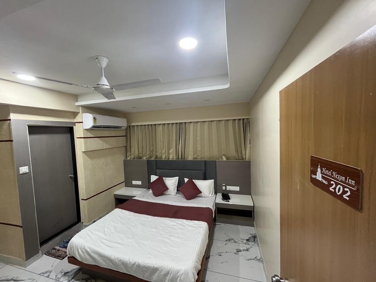 Deluxe-Doppelzimmer, Stadtblick | Laptopgeeigneter Arbeitsplatz, kostenloses WLAN