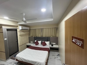 Doppia Deluxe, vista città | Postazione laptop, Wi-Fi gratuito