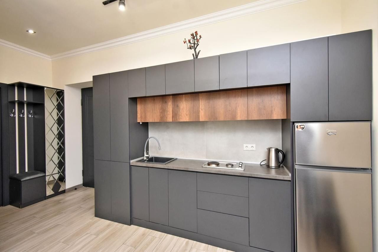 Departamento básico, balcón, vista a la ciudad | Cocina privada | Tetera eléctrica 