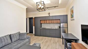 Eenvoudig appartement, balkon, uitzicht op stad | Woonruimte