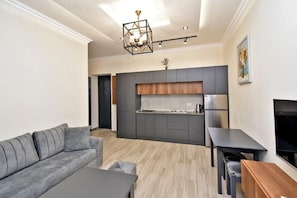 Appartamento Basic, balcone, vista città | Area soggiorno